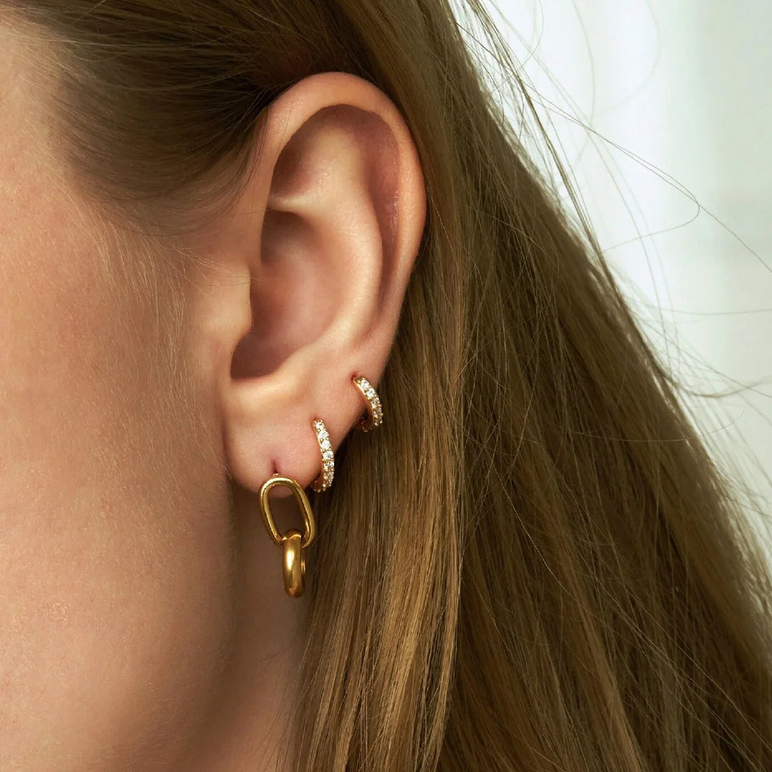 [Royal&Vicky]Alexandria Huggie Earrings