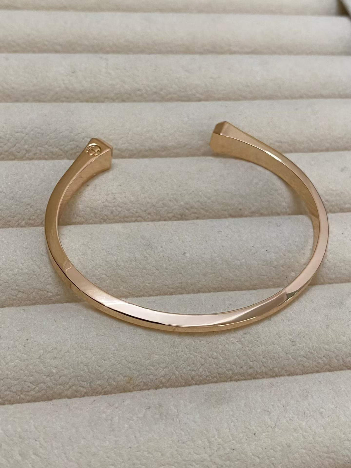 [Royal&Vicky]CLOU DE FORGE SQUARE CONE STUDS OPEN CUFF ONE SIZE