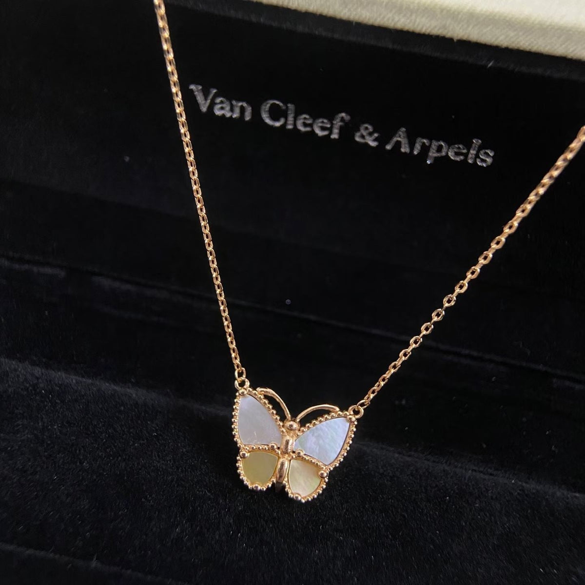 [Royal&Vicky]NEW ROSE GOLD WHITE MOTHER OF PEARL BUTTERFLY NECKLACE
