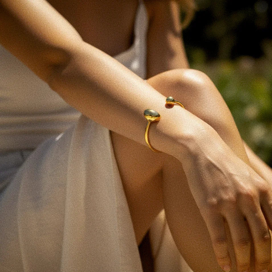 {
  "Royal&Vicky": "Royal&Vicky",
  "Mallory Minimalist Gold Cuff": "マロリー・ミニマリスト・ゴールドカフ"
}