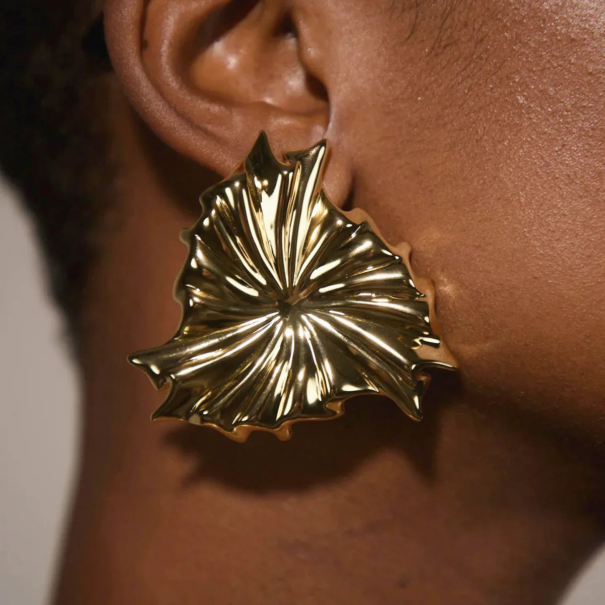 [Royal&Vicky]Rafaela Sculpted Petal Gold Earrings