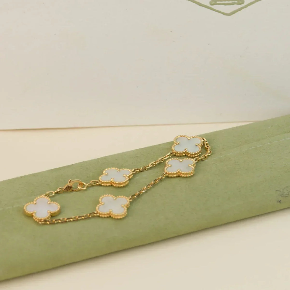 [Royal&Vicky]LUCKY CLOVER 5-MOTIF BRACELET - WHITE MOTHER-OF-PEARL COLLECTION