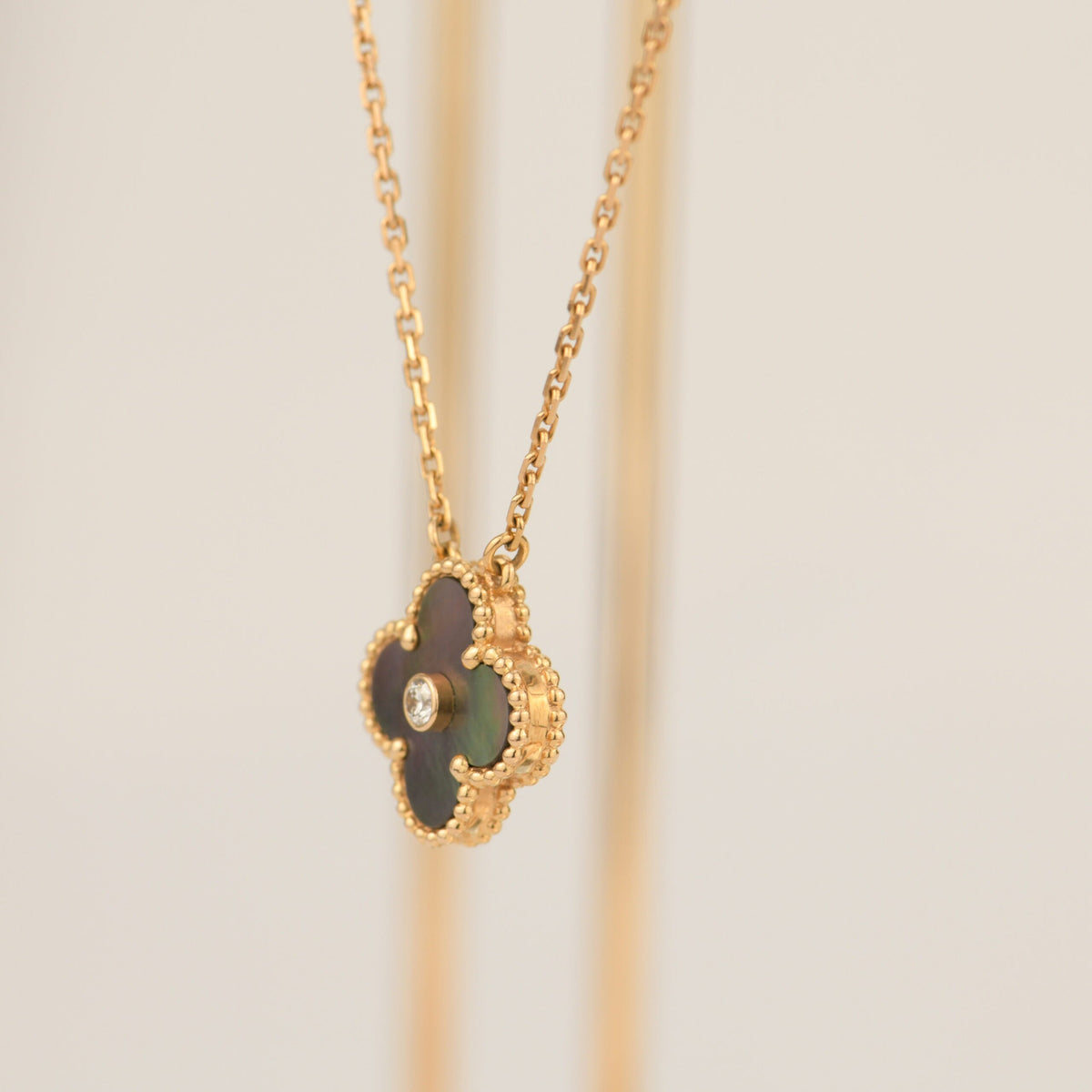 [Royal&Vicky]CLOVER 15MM DIAMOND AND MOTHER-OF-GREY NECKLACE