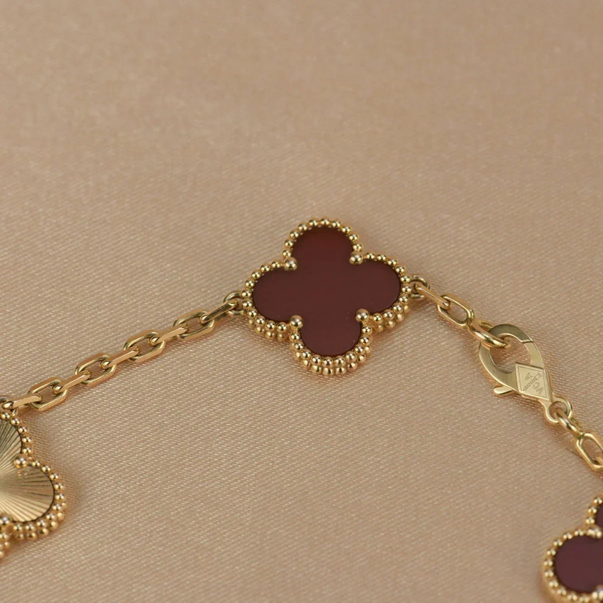 [Royal&Vicky]LUCKY CLOVER 5-MOTIF BRACELET - RED CARNELIAN COLLECTION