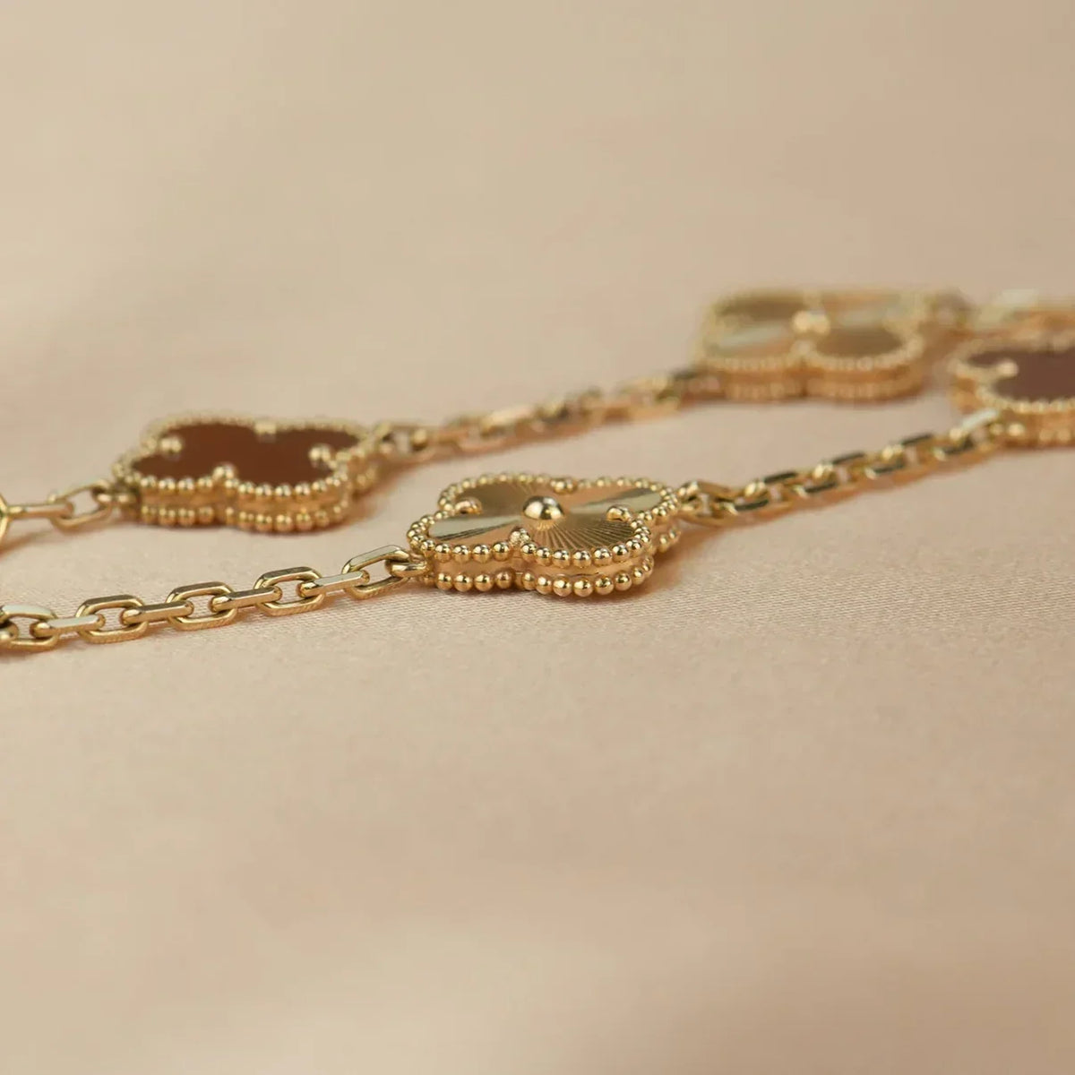 [Royal&Vicky]LUCKY CLOVER 5-MOTIF BRACELET - RED CARNELIAN COLLECTION