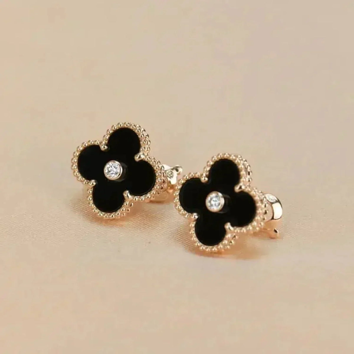 [Royal&Vicky]CLOVER MEDIUM 1 MOTIFS ONYX DIAMOND EARRINGS