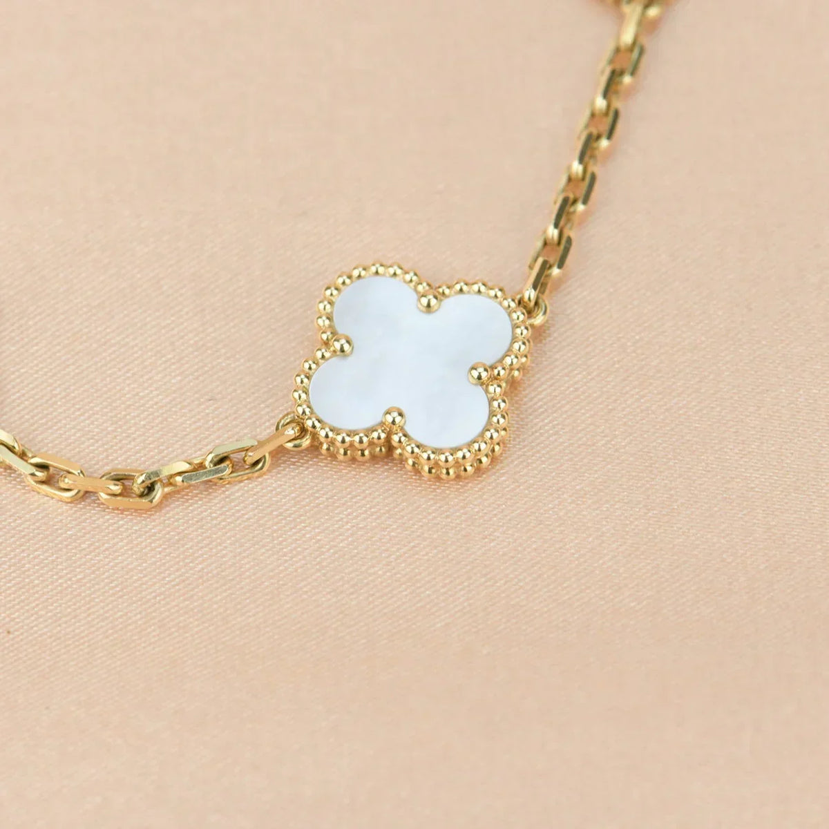 [Royal&Vicky]LUCKY CLOVER 5-MOTIF BRACELET - WHITE MOTHER-OF-PEARL COLLECTION