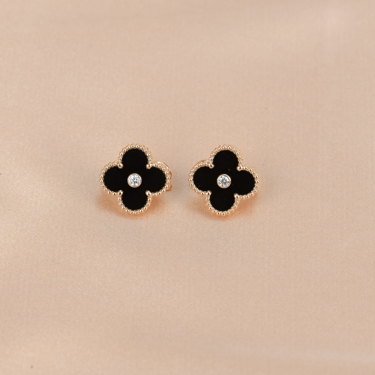 [Royal&Vicky]CLOVER MEDIUM 1 MOTIFS ONYX DIAMOND EARRINGS