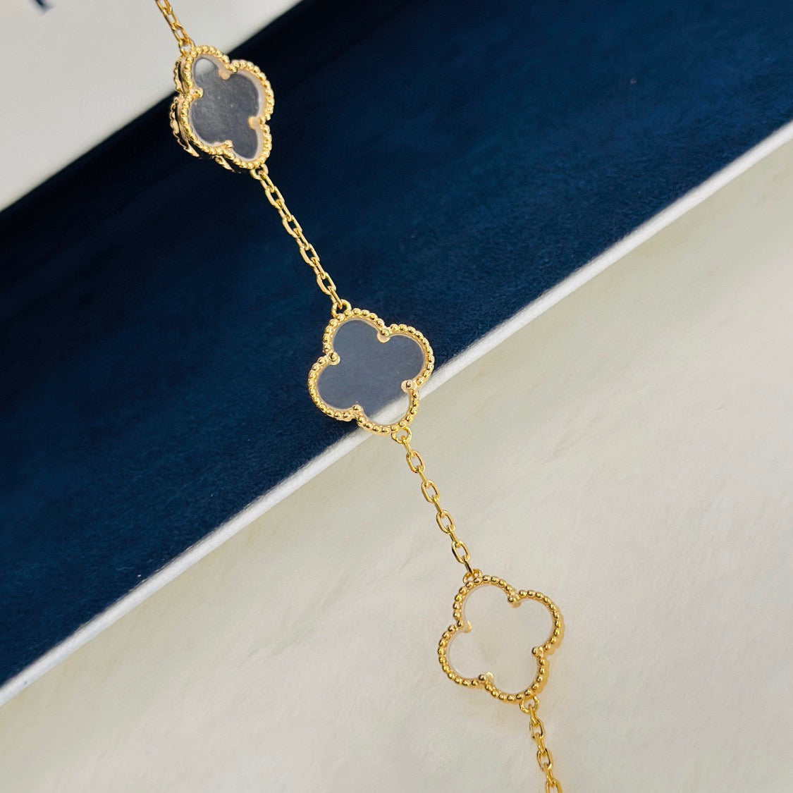 [Royal&Vicky]CLOVER 5 MOTIF ROCK CRYSTAL BRACELET