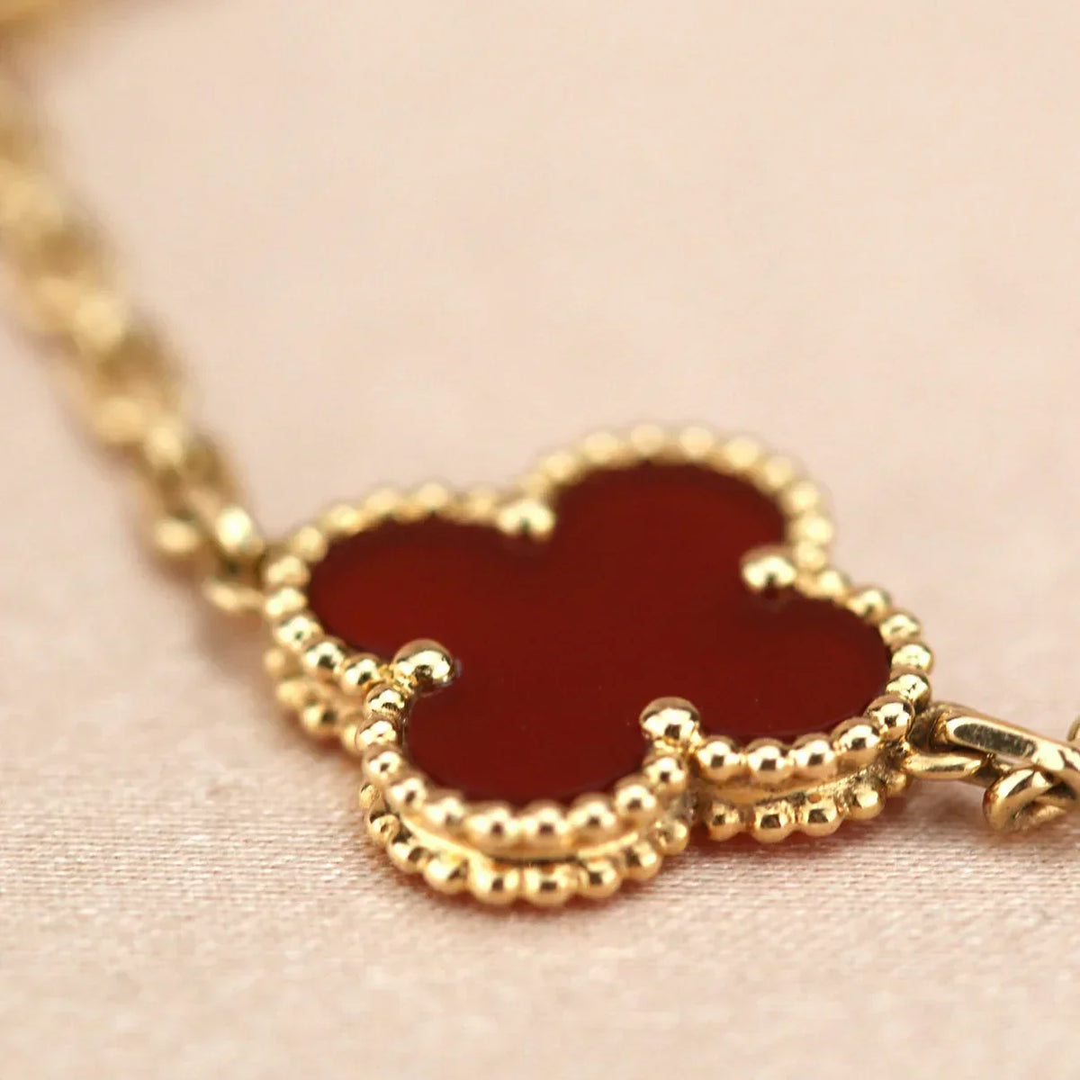 [Royal&Vicky]LUCKY CLOVER 5-MOTIF BRACELET - RED CARNELIAN COLLECTION