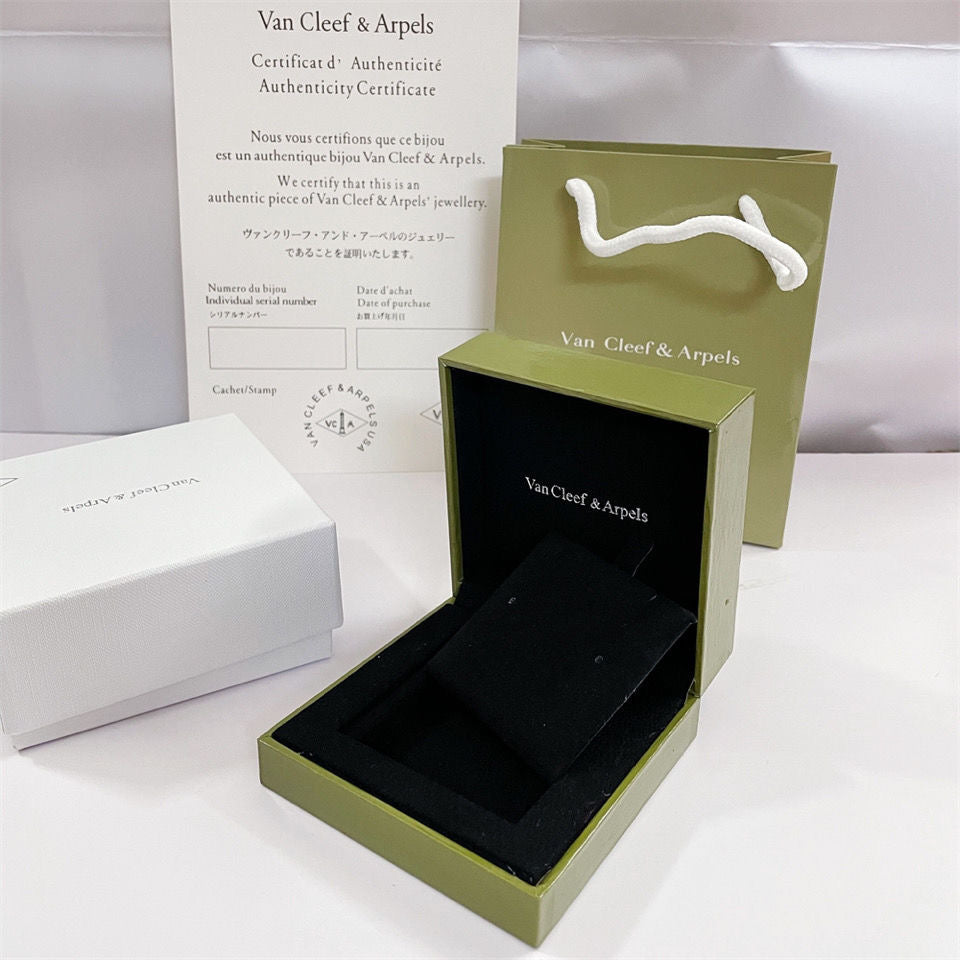 [Royal&Vicky]VA CLOVER BRACELET NECKLACE RING BOX GIFT BAG