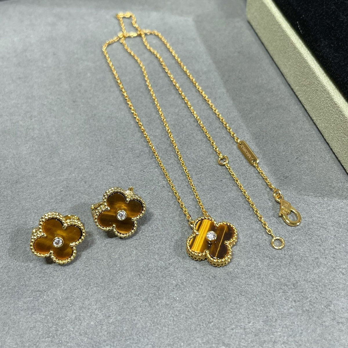 [Royal&Vicky]CLOVER 15MM DIAMOND AND YELLOW TIGER'S EYE AGATE necklace