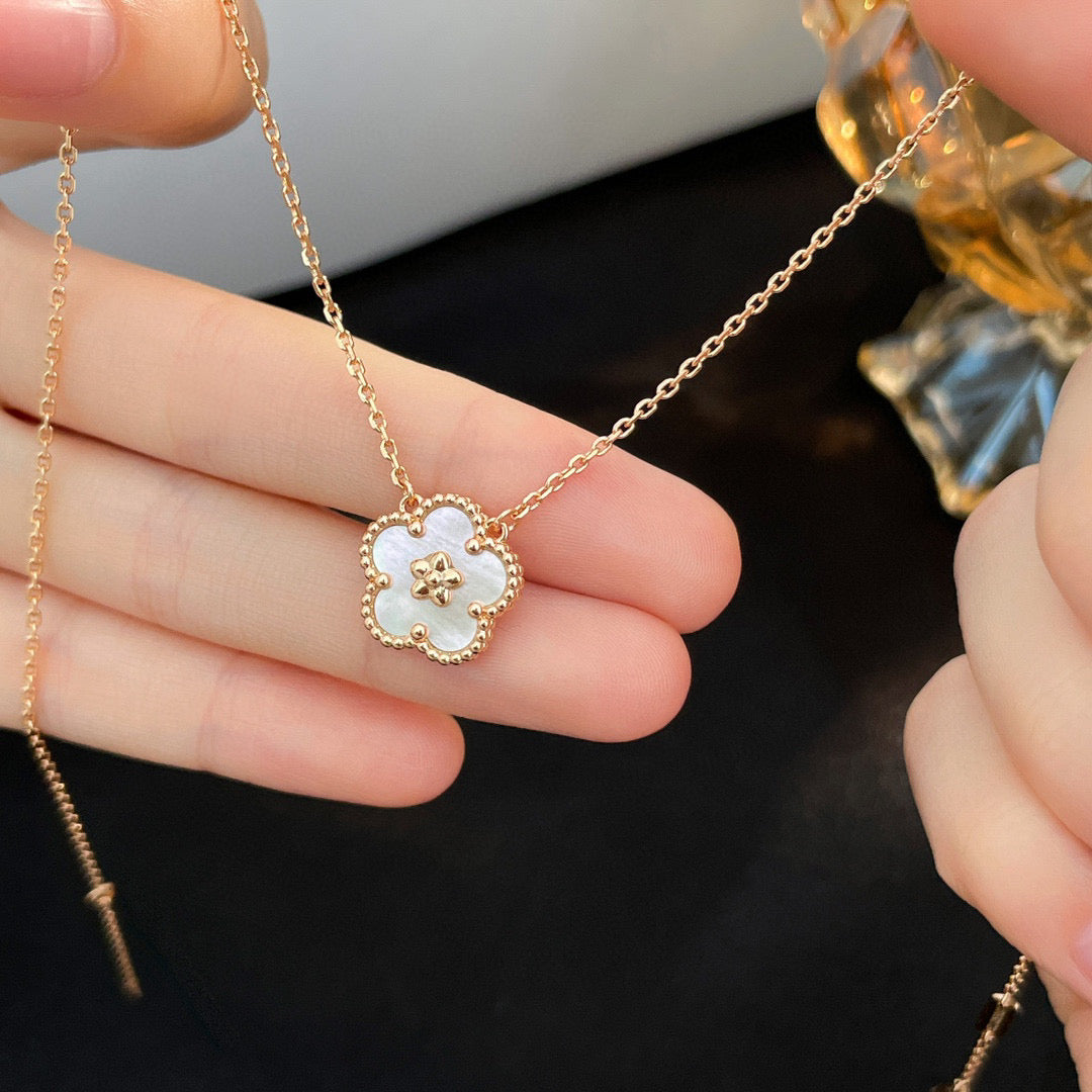 [Royal&Vicky]LUCKY  WHITE MOP  PLUM BLOSSOM NECKLACE