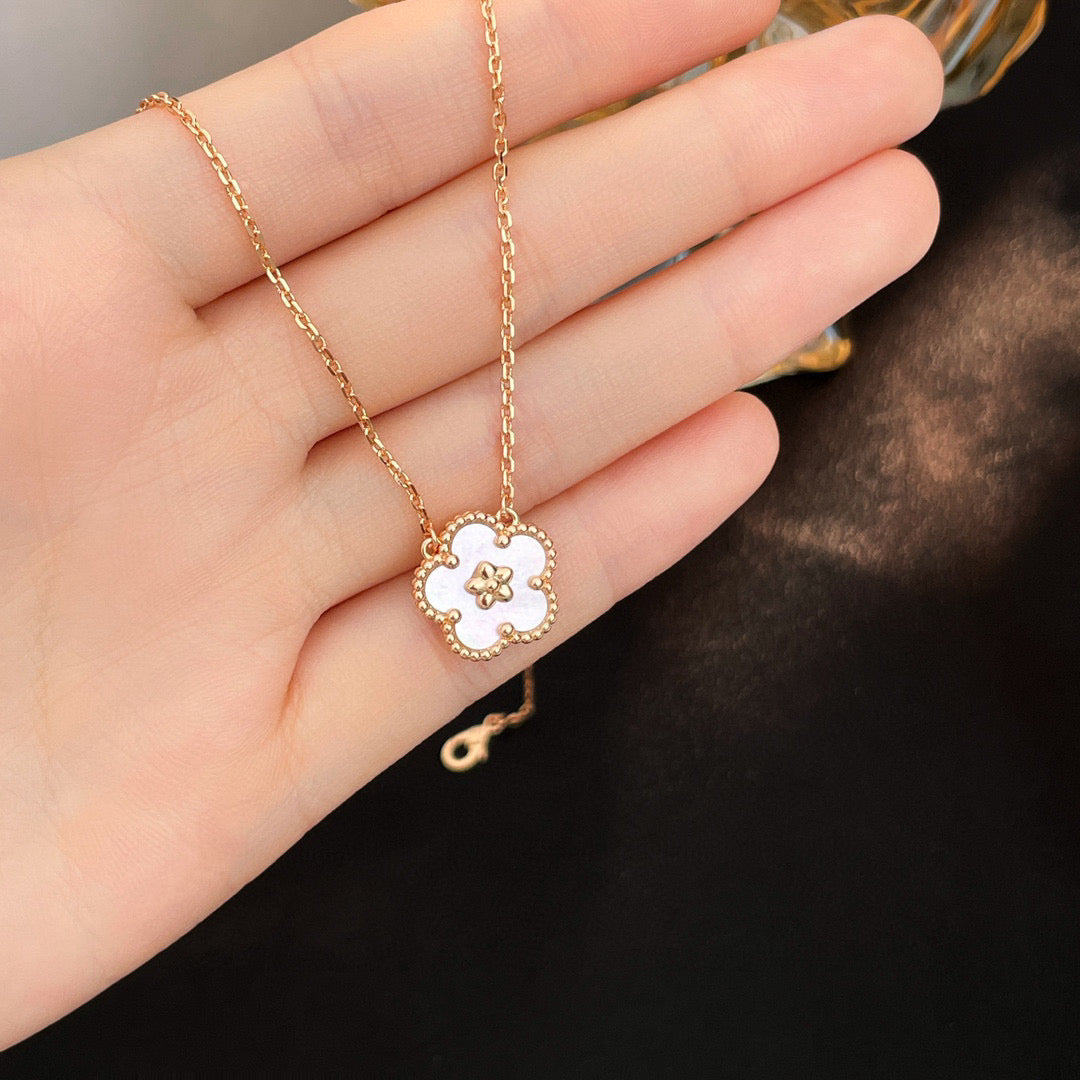 [Royal&Vicky]LUCKY  WHITE MOP  PLUM BLOSSOM NECKLACE