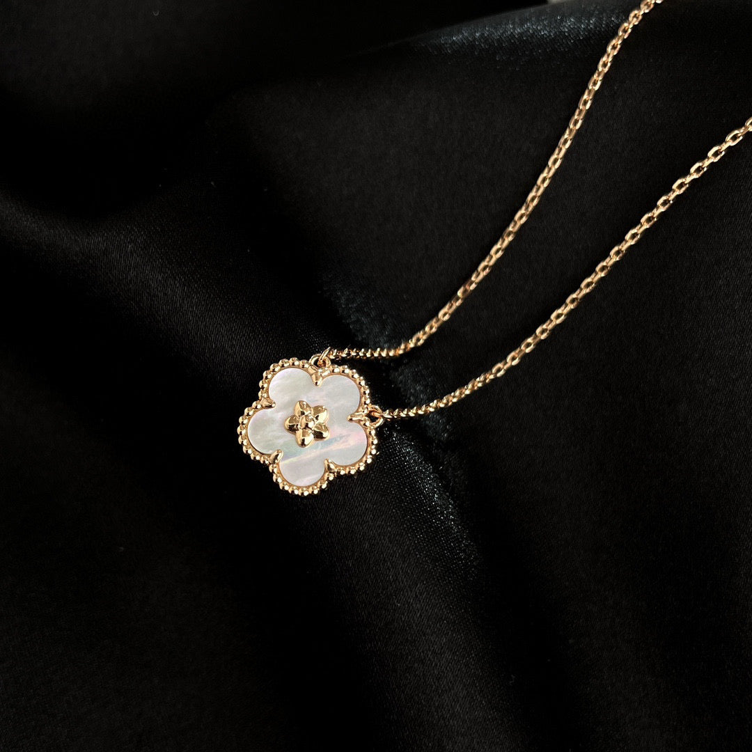 [Royal&Vicky]LUCKY  WHITE MOP  PLUM BLOSSOM NECKLACE