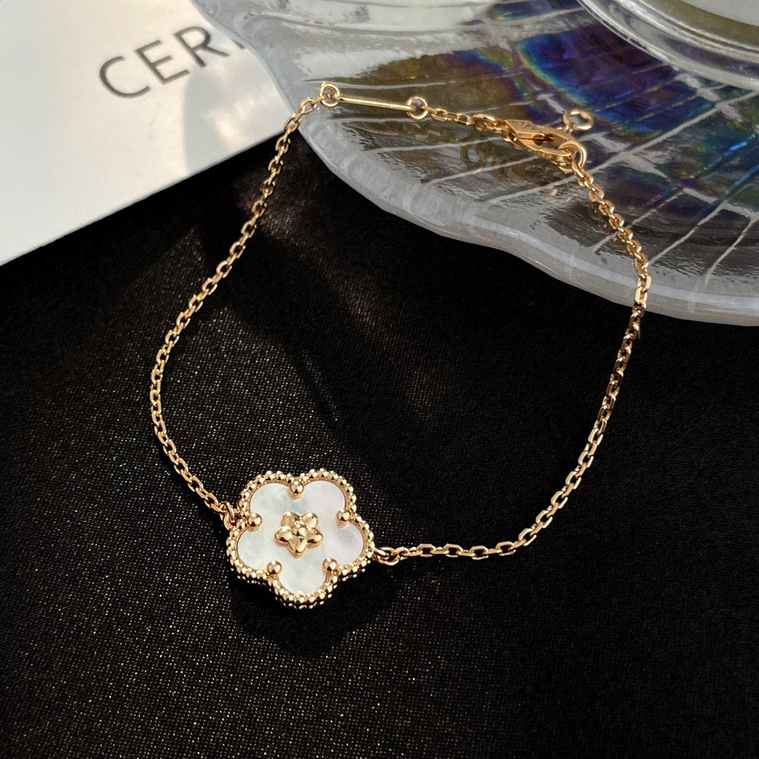 [Royal&Vicky]LUCKY WHITE MOP PLUM BLOSSOM  BRACELET