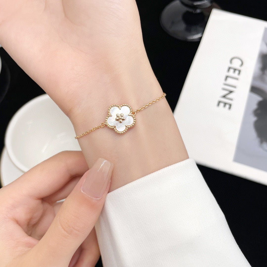 [Royal&Vicky]LUCKY WHITE MOP PLUM BLOSSOM  BRACELET