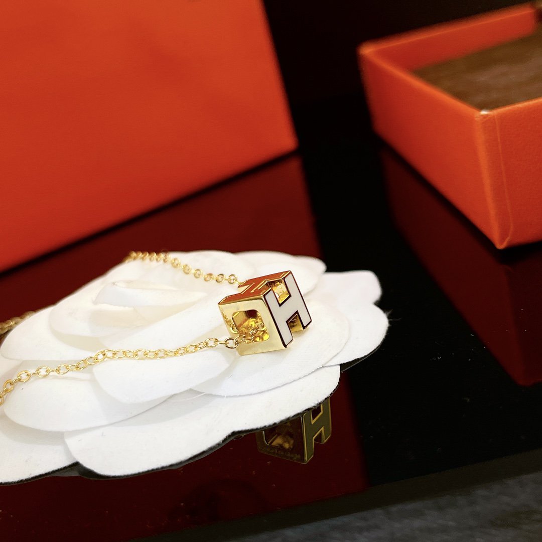 [Royal&Vicky]H WHITE SQUARE GOLD NECKLACE