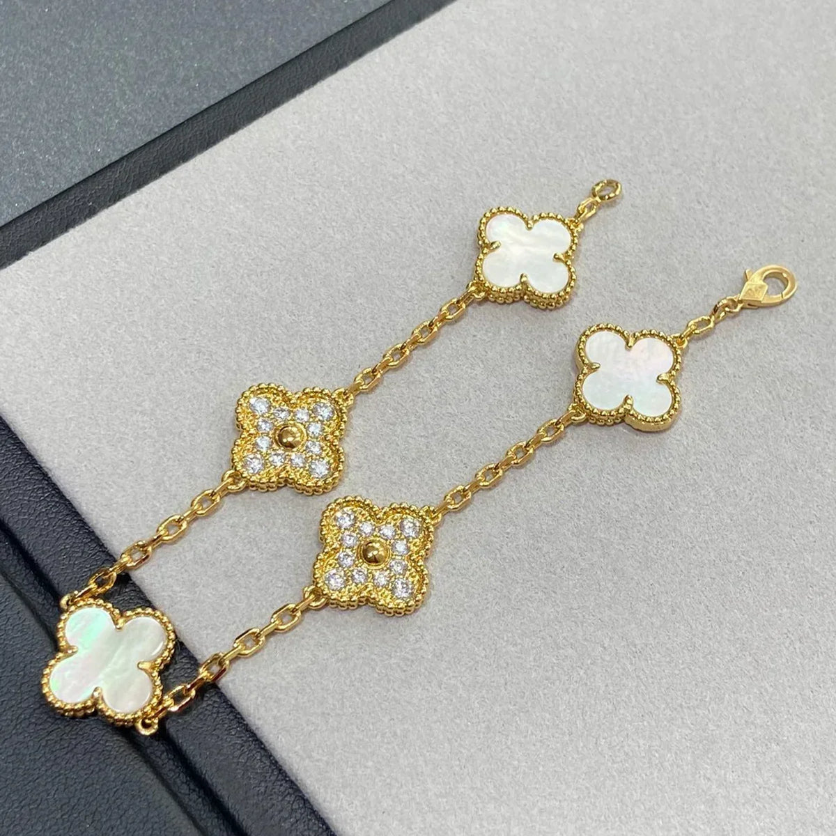 [Royal&Vicky]LUCKY CLOVER 5-MOTIF BRACELET - WHITE MOTHER-OF-PEARL COLLECTION