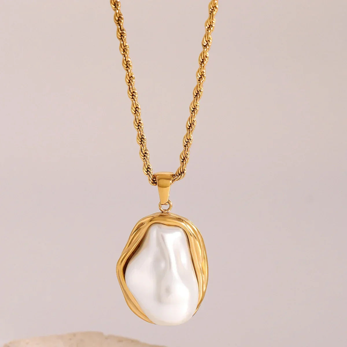 [Royal&Vicky]Carly Mother Of Pearl Pendant