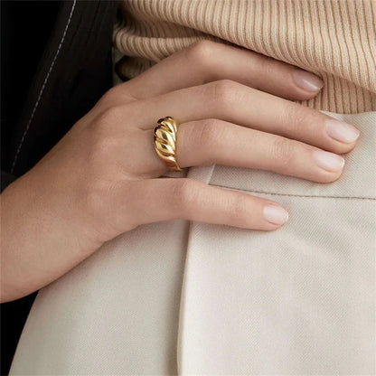 [Royal&Vicky]Lorelei Gold Croissant Ring