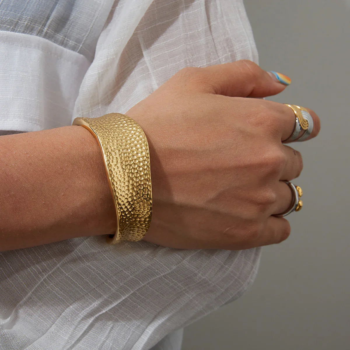 [Royal&Vicky]Cheyenne Textured Gold Band