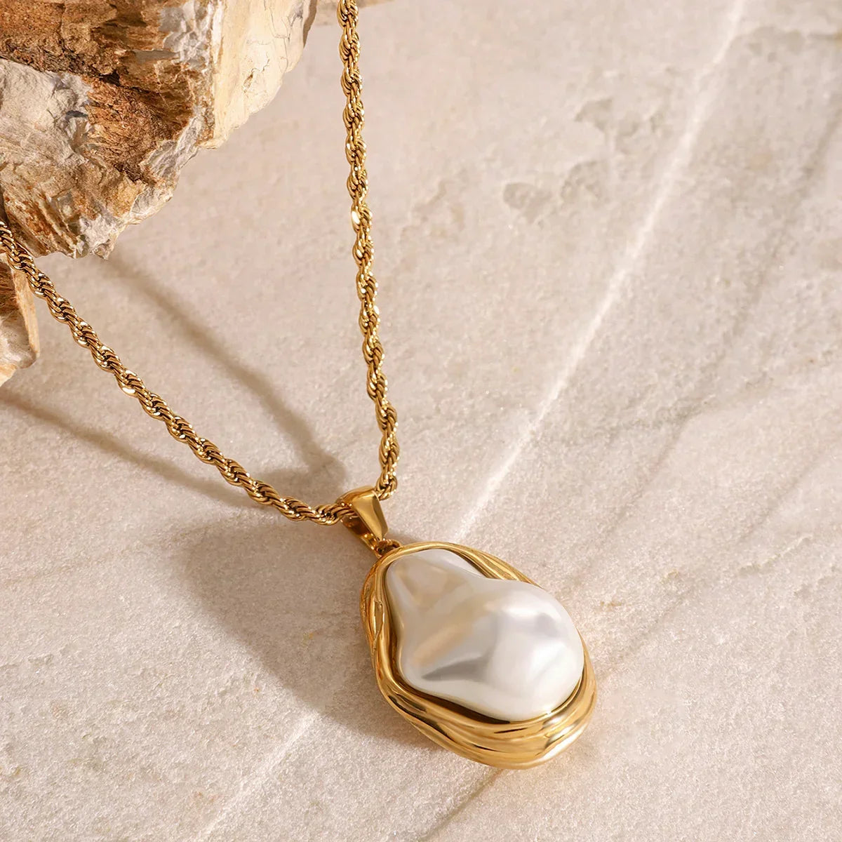 [Royal&Vicky]Carly Mother Of Pearl Pendant