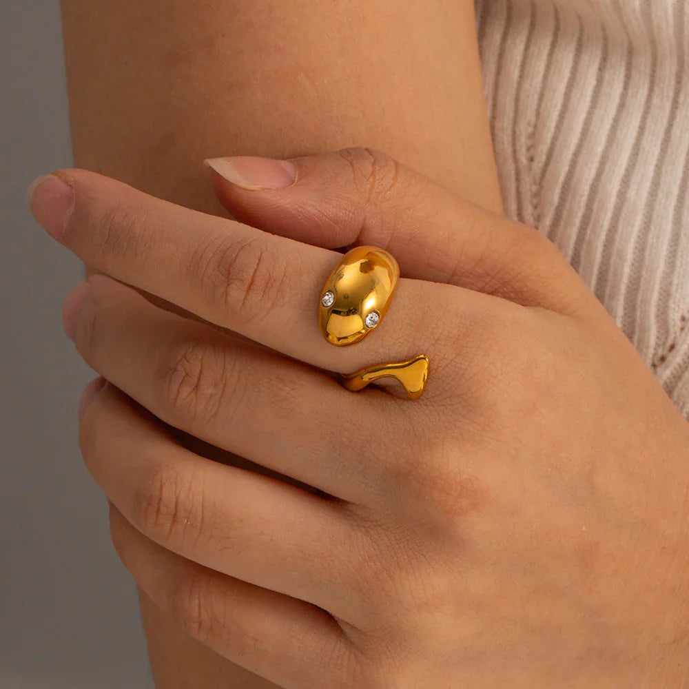 {
  "[Royal&Vicky]Etta Gold Serpent Ring": "[Royal&Vicky] エッタ ゴールド サーペント リング"
}