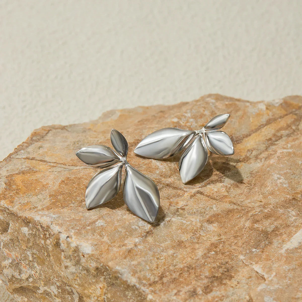 [Royal&Vicky]Velle Gold Petal Earrings