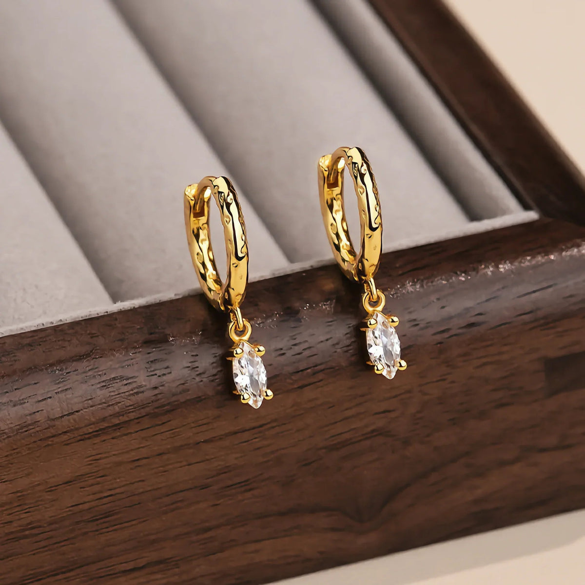 [Royal&Vicky]Shayla Hammered Diamond Hoops