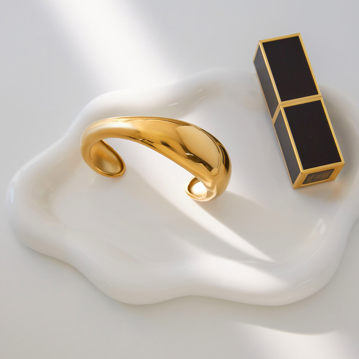 [Royal&Vicky]Jessa Sculpted Gold Bangle