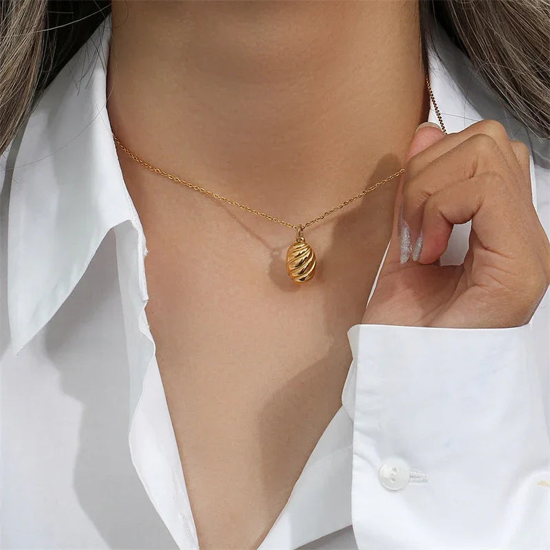 [Royal&Vicky]Linda Gold Croissant Necklace