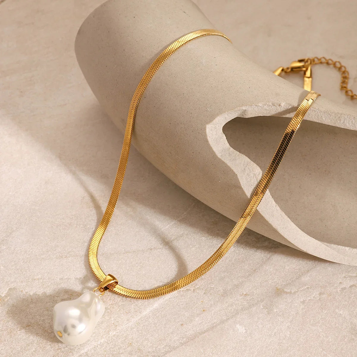 [Royal&Vicky]Glorietta Herringbone Pearl Necklace