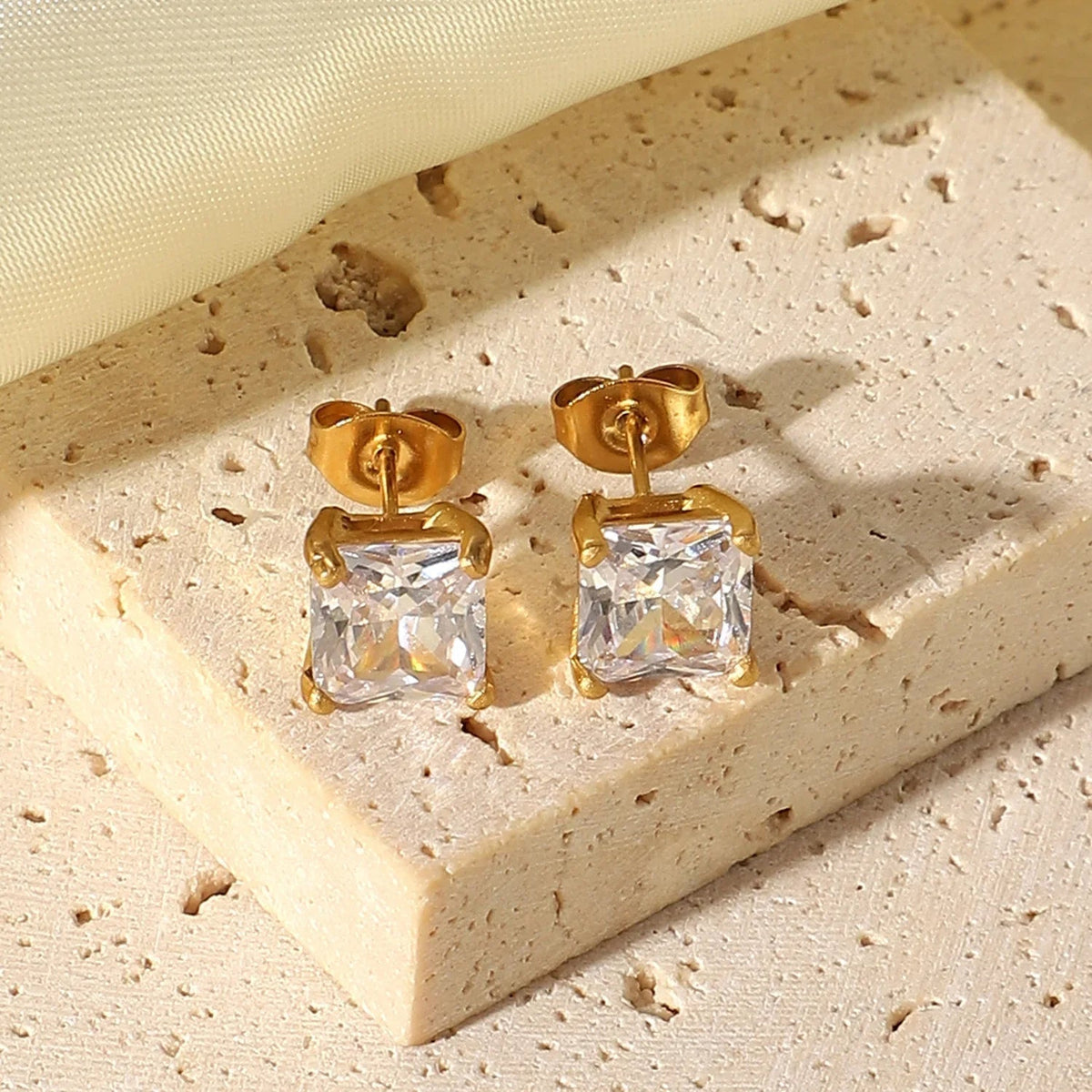 [Royal&Vicky]March Solitaire Gold Earrings