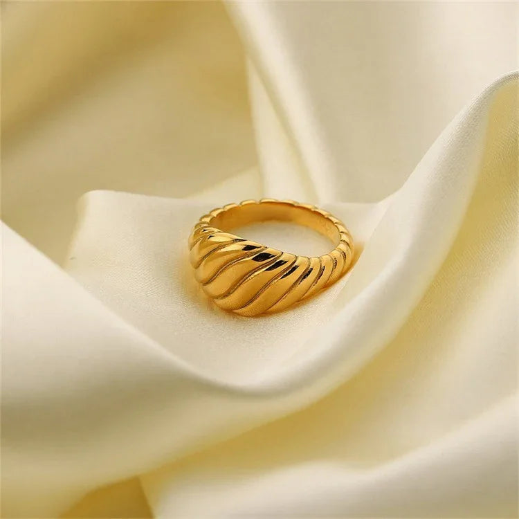[Royal&Vicky]Ylenna Gold Croissant Ring