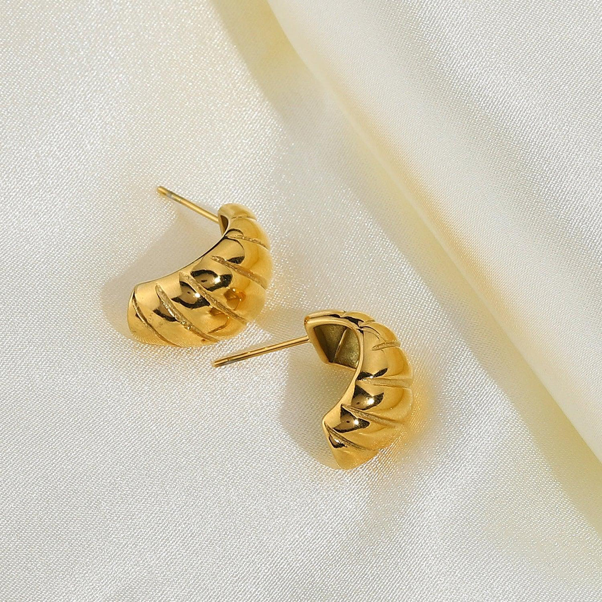 [Royal&Vicky]Lucina Gold Huggie Earrings