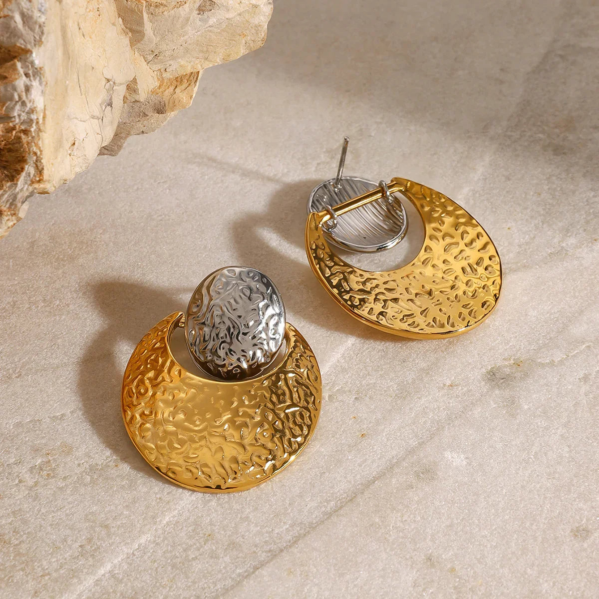 [Royal&Vicky]Shelly Two Tone Crescent Earrings