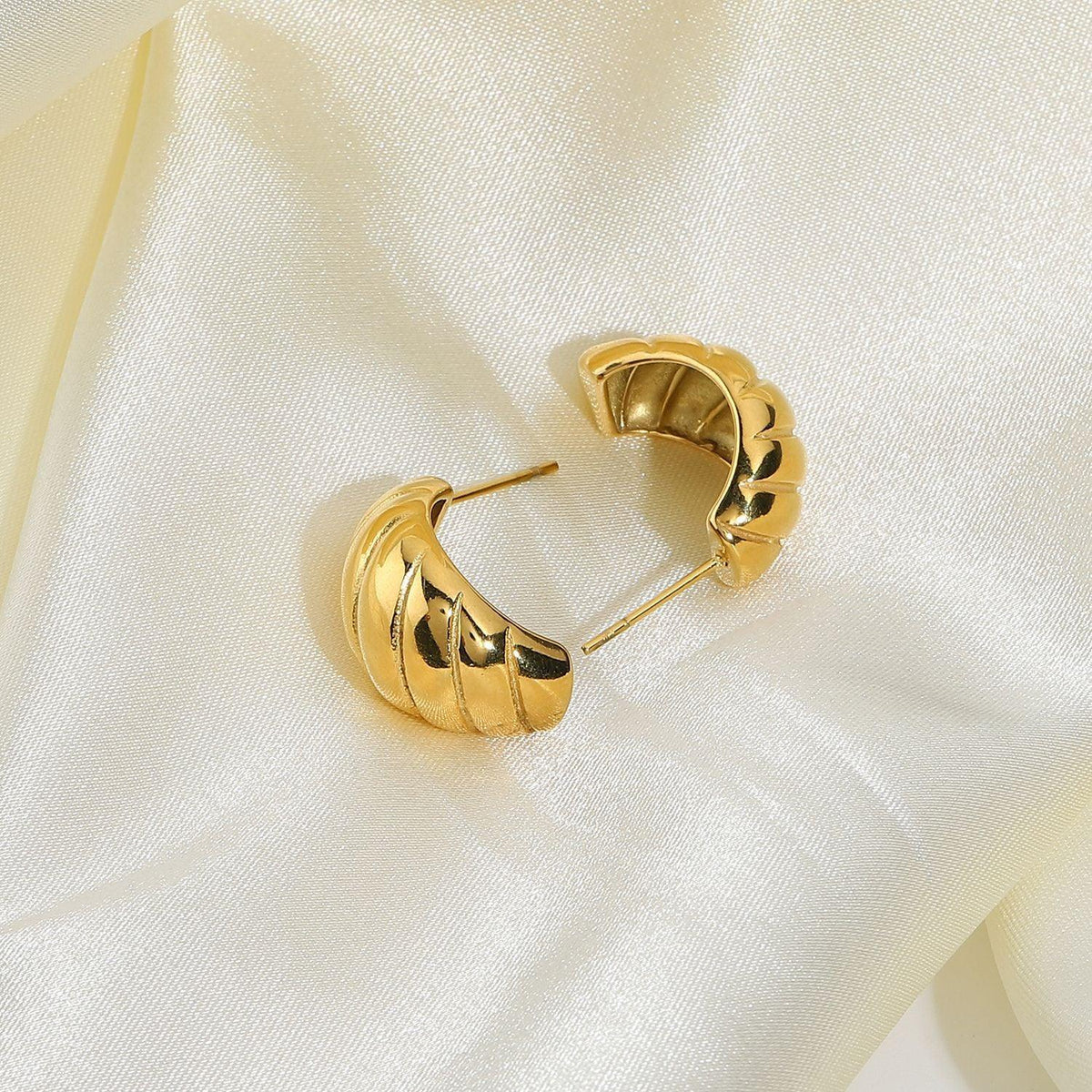 [Royal&Vicky]Lucina Gold Huggie Earrings