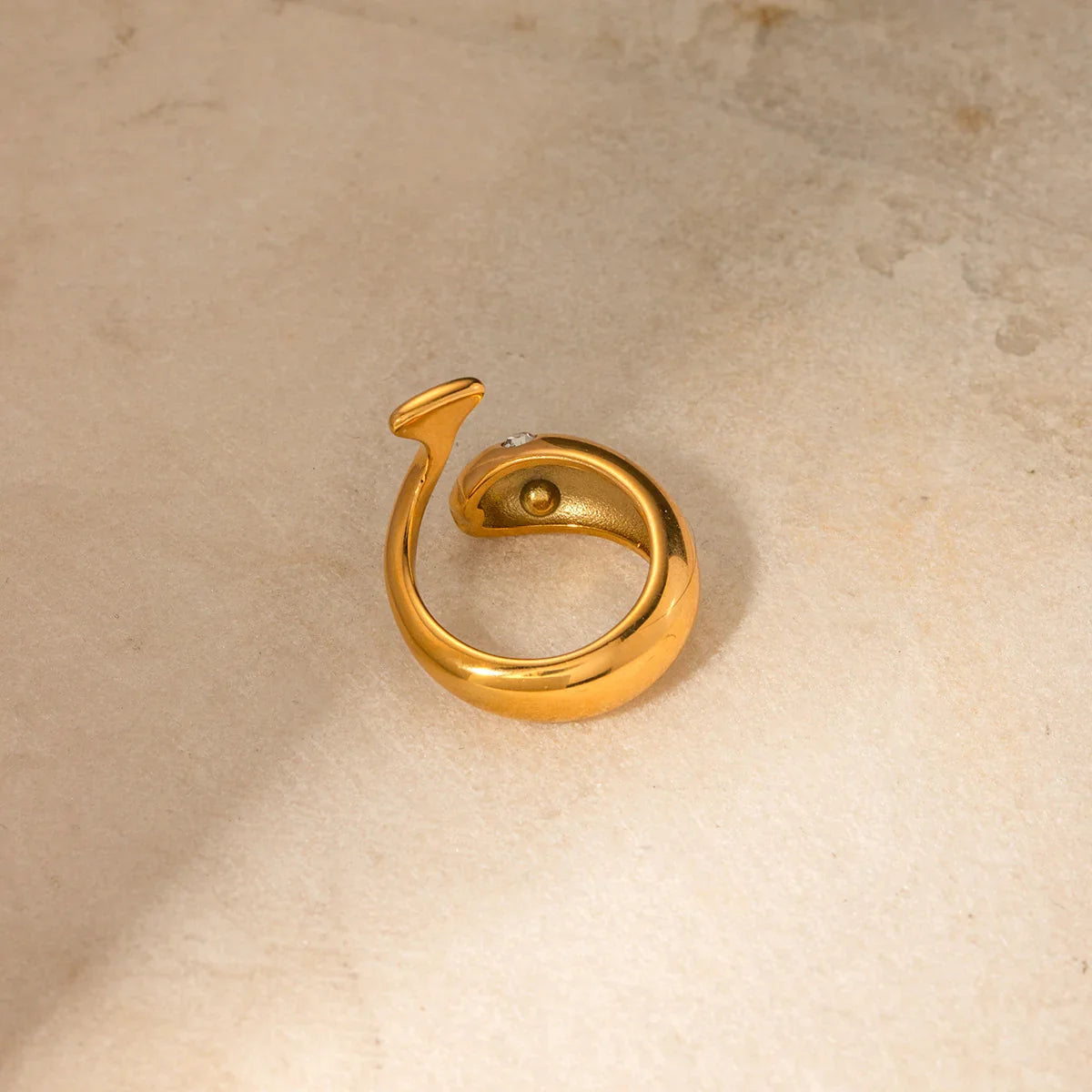 {
  "[Royal&Vicky]Etta Gold Serpent Ring": "[Royal&Vicky] エッタ ゴールド サーペント リング"
}