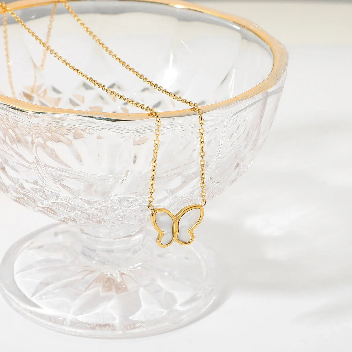 [Royal&Vicky]Flutterby Mother of Pearl Necklace