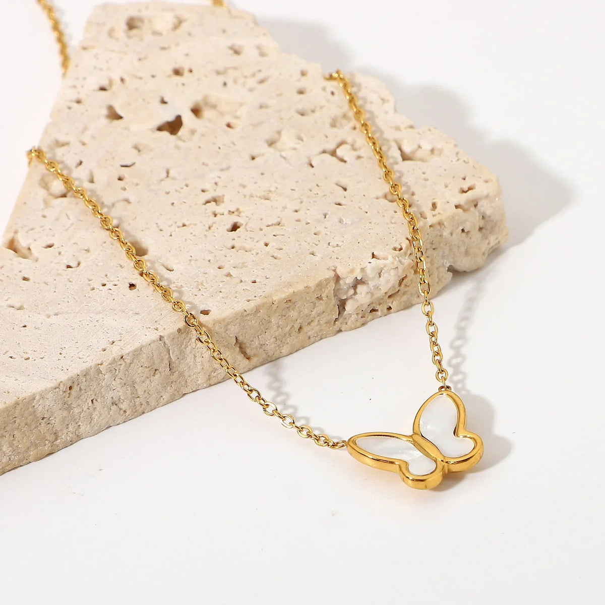 [Royal&Vicky]Flutterby Mother of Pearl Necklace
