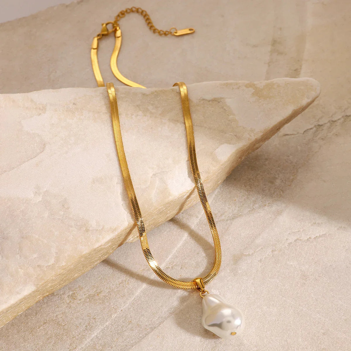 [Royal&Vicky]Glorietta Herringbone Pearl Necklace