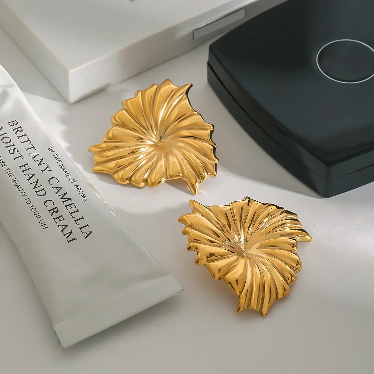 [Royal&Vicky]Rafaela Sculpted Petal Gold Earrings