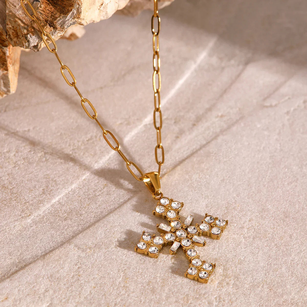 [Royal&Vicky]Divina Crystal Cross Necklace