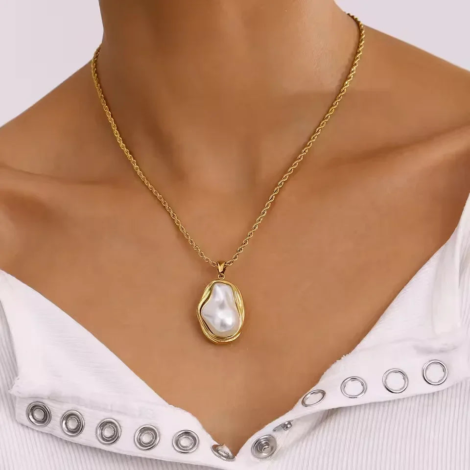 [Royal&Vicky]Carly Mother Of Pearl Pendant