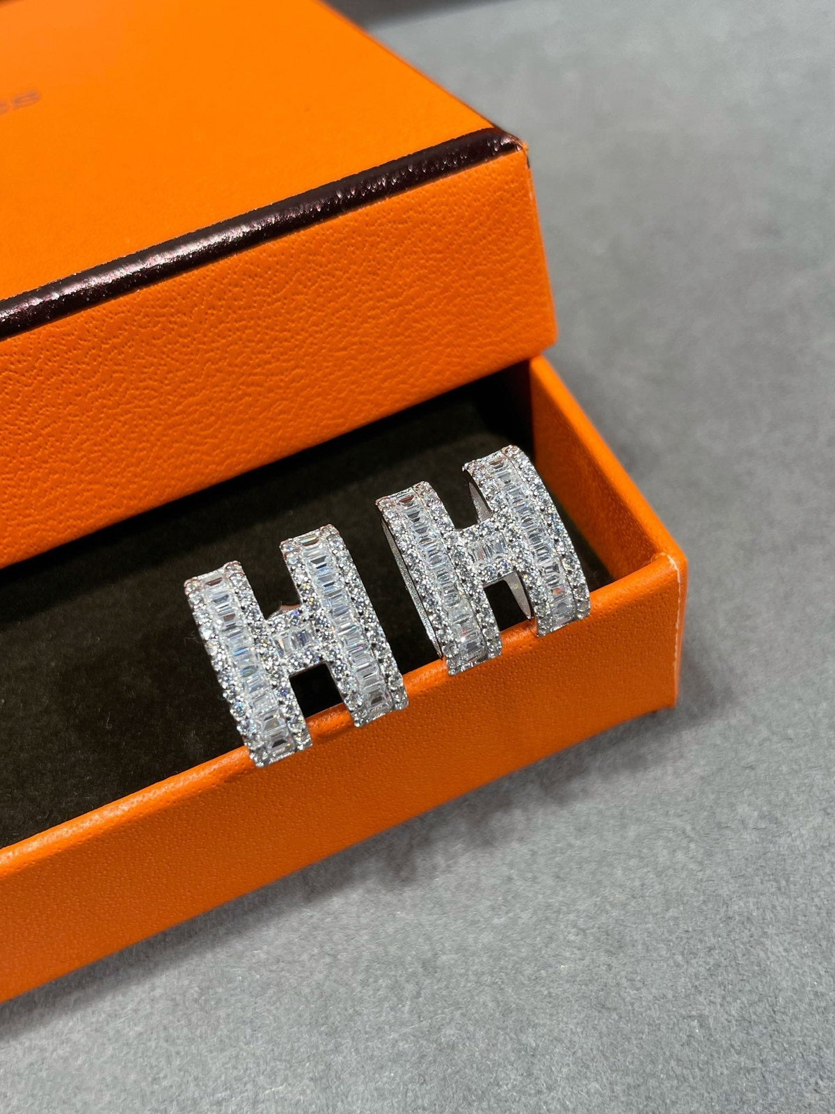 [Royal&Vicky]H STUD EARRINGS WITH SILVER DIAMONDS