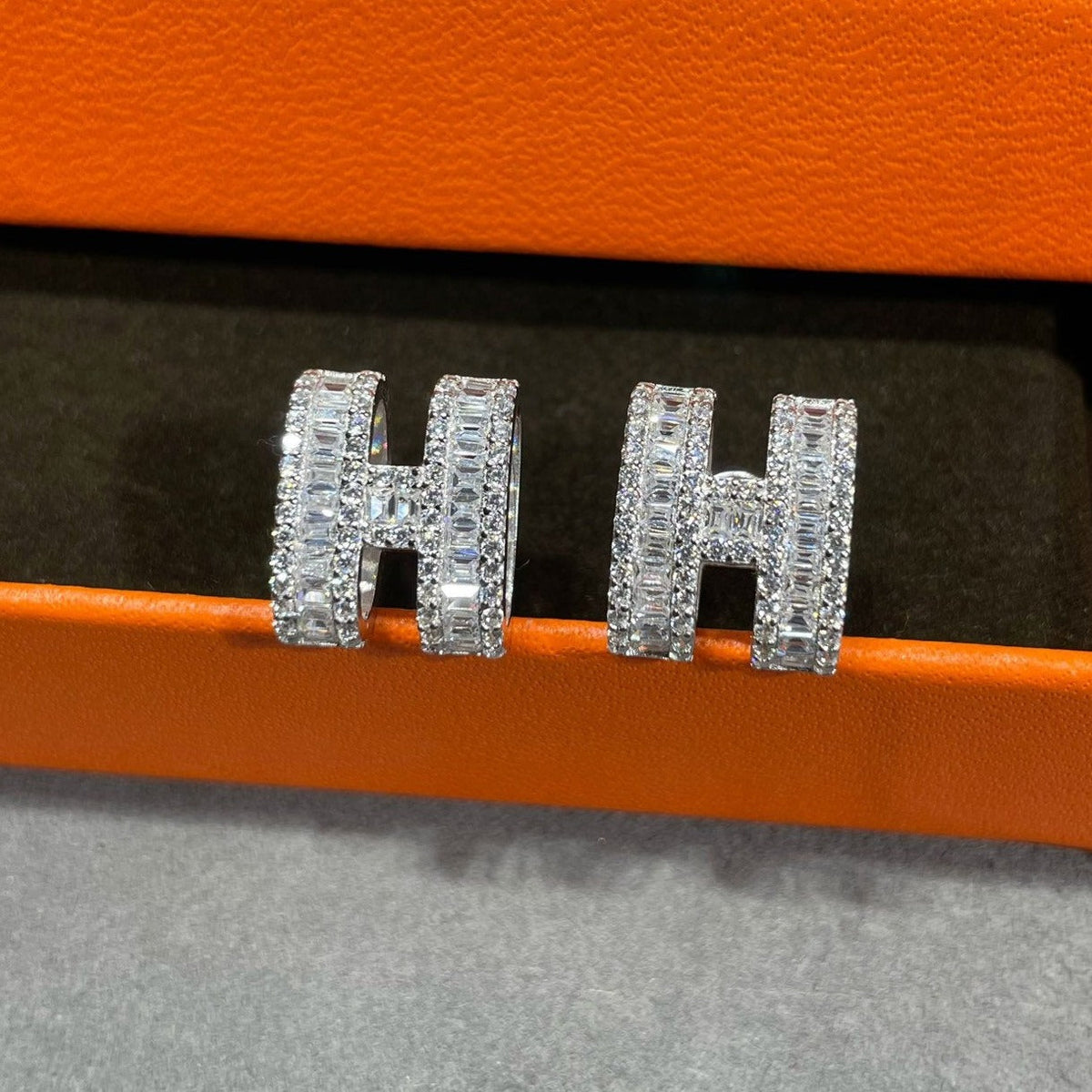 [Royal&Vicky]H STUD EARRINGS WITH SILVER DIAMONDS