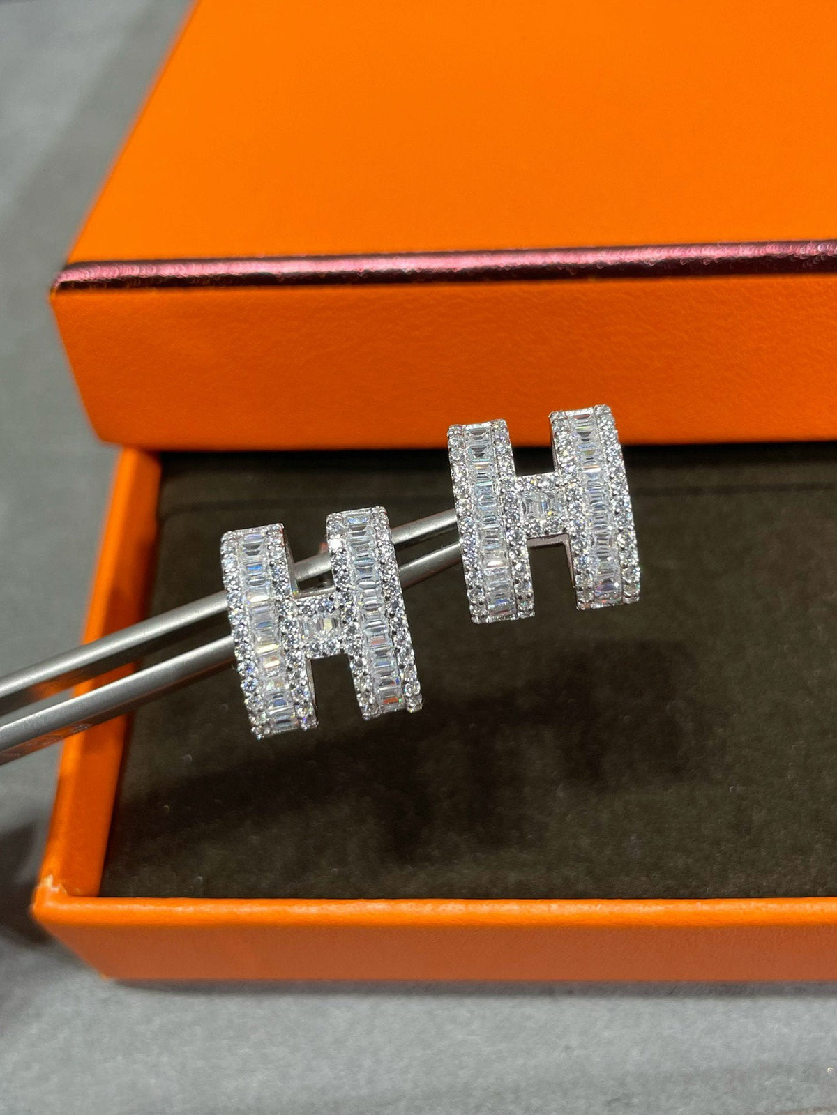 [Royal&Vicky]H STUD EARRINGS WITH SILVER DIAMONDS