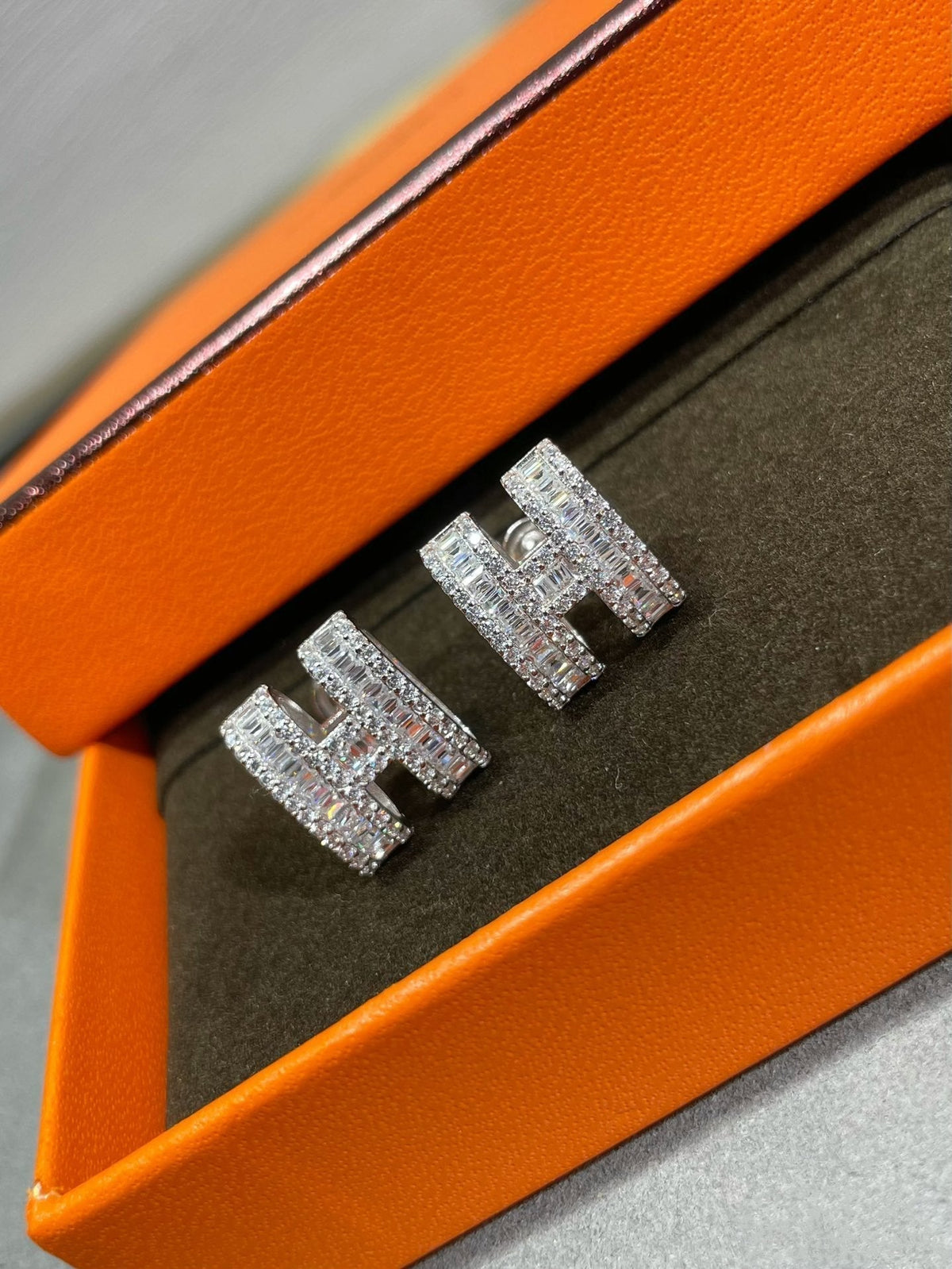 [Royal&Vicky]H STUD EARRINGS WITH SILVER DIAMONDS