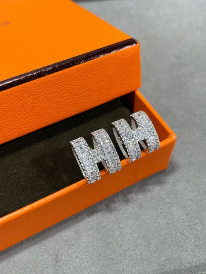 [Royal&Vicky]H STUD EARRINGS WITH SILVER DIAMONDS